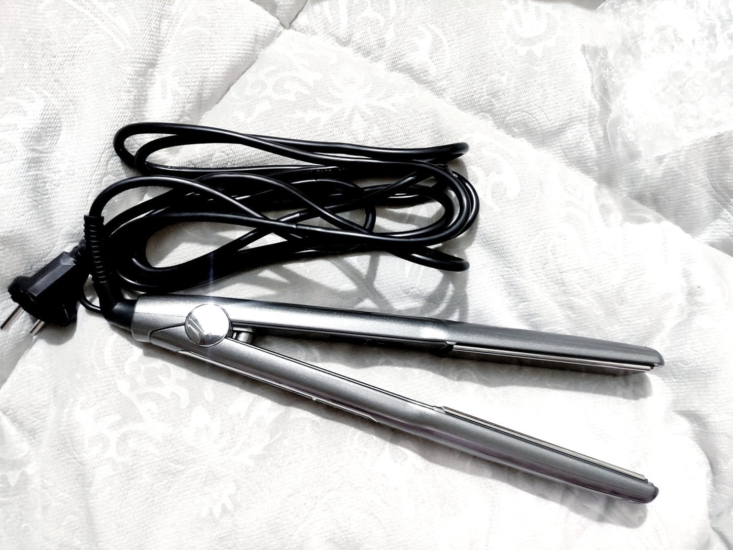 SleekPro Ceramic Hair Straightener – Fast Heat & Frizz-Free Shine