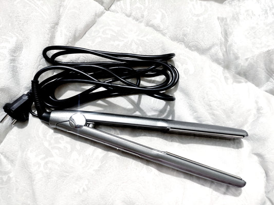 SleekPro Ceramic Hair Straightener – Fast Heat & Frizz-Free Shine